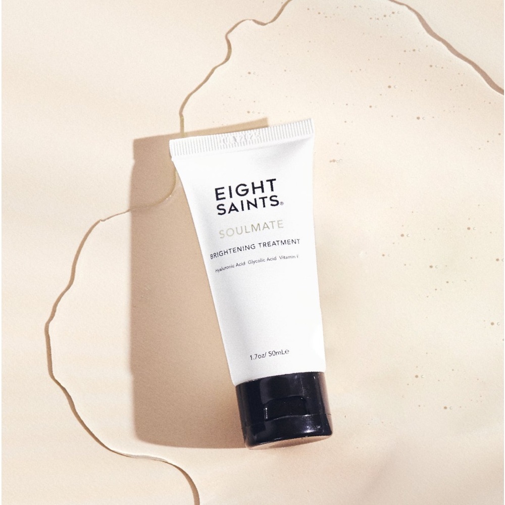 EIGHT SAINTS
SOULMATE
BRIGHTENING TREATMENT
Hyaluronic Acid Glycolic Acid, 1.7oz